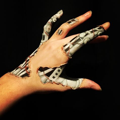 Robot hand illusion. Halloweenský Makeup, Robot Hand, Hand Makeup, I Robot, Artists And Models, Facepaint, Ex Machina, Detroit Become Human, Cyberpunk 2077