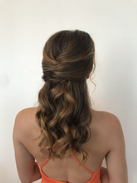 Hairstyle Fir Wedding Guest, Nice Hairstyles For Wedding Guest, Wedding Guest Hairstyles For Layered Hair, Braid Hairstyles Wedding Guest, Wedding Guest Hairdo Medium Lengths, Wedding Guest Hair Styles For Medium Length Hair, Middle Length Hair Updo, Medium Hair For Wedding Guest, Thick Hair Bridesmaid Hairstyles