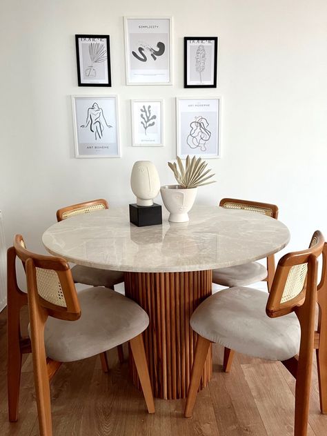 Round Dining Table Chairs, Modern Round Kitchen Table, Kitchen Table White, Solo Apartment, Pedestal Dining Room Table, Minimalist Living Room Ideas, Living Room Minimalist, Kursi Bar, Apartment Dining