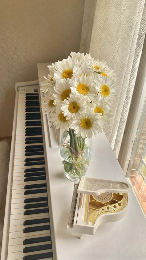 A bouquet of flowers on top of a piano Piano Aesthetic Pink, Piano Teacher Aesthetic, Piano Inspiration, Piano Flowers, Aesthetic Piano, Piano Vibes, Piano Classic, Piano Living Rooms, Piano Stand