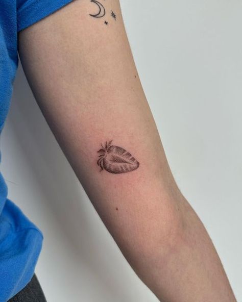 Strawberry Minimalist Tattoo, Half Strawberry Tattoo, Summer Tattoos, Strawberry Tattoo, Summer Tattoo, Daisy Tattoo, Cool Doodles, London Tattoo, Hand Poke