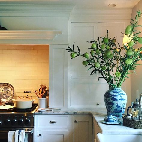 Chinoiserie Kitchen, Faux Window, Kitchen Floor Plans, Tuscan Design, Tuscan Kitchen, Kitchen Time, Classic Kitchen, Beautiful Rooms, Classic Kitchens