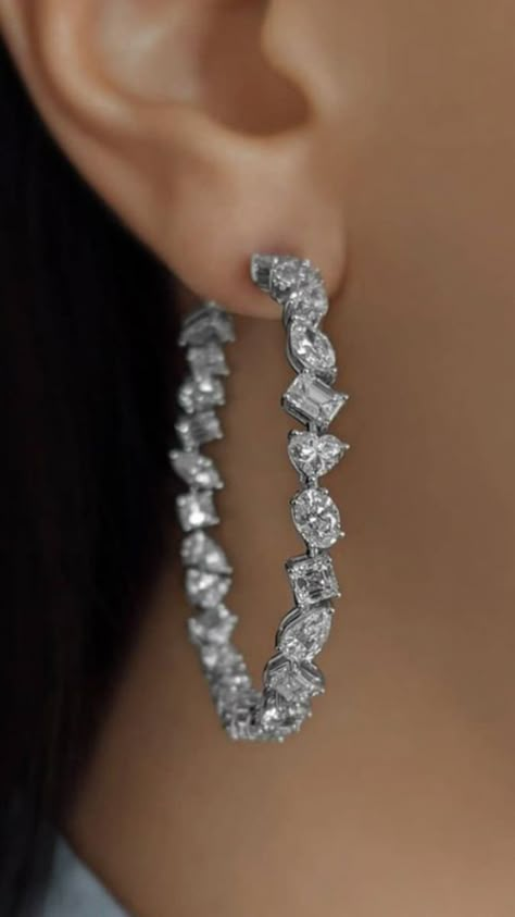 Contemporary Diamond Earrings, Expensive Jewellery, Beautiful Jewelry Diamonds, Diamond Earrings Design, Diamond Bracelet Design, Diamond Pendant Sets, Diamond Necklace Designs, Bridal Diamond Jewellery, Diamond Jewelry Necklace