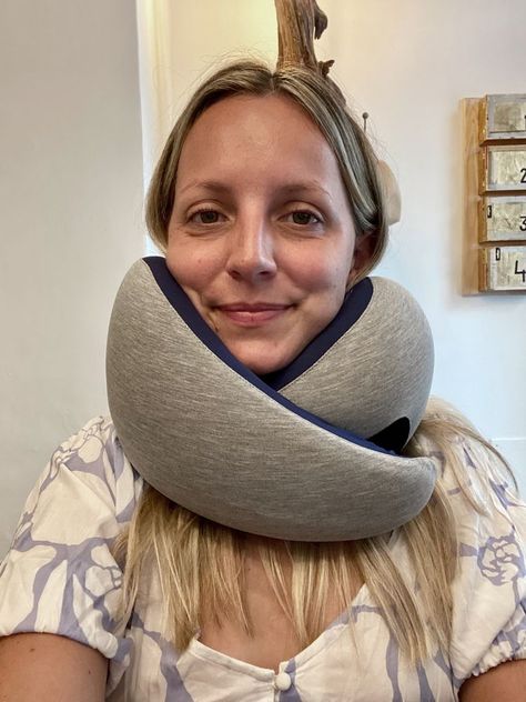 Best Neck Pillows For Travel, Best Travel Neck Pillow, Best Neck Pillow For Flying, Best Travel Pillow Airplane, Travel Pillow Hack, Travel Neck Pillow Diy, Traveling Pillow, Old Neck, Travel Pillow Diy