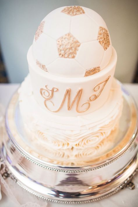 Ivory and gold wedding cake, incorporating a soccer ball. Images by Danylo Bobyk Photography : :www.danylobobykweddings.com Soccer Wedding Cake, Soccer Wedding Ideas, Quinceanera Picture Ideas, Quinceanera Ideas Mexican, Football Wedding Cake, Soccer Wedding, Football Wedding Theme, Quince Cakes, Football Wedding