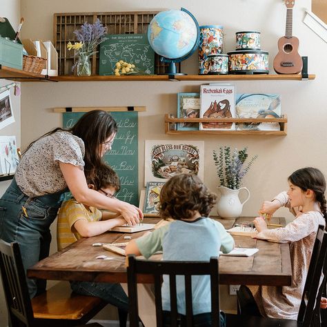 Homeschool Room With Table, Homeschool Family Room, Homeschool In Kitchen Ideas, Modern Farmhouse Homeschool Room, Cottage School Room, Homeschool Space Ideas Dining Room, Charlotte Mason Homeschool Room Ideas, Nature Homeschool Room, Homeschool Dinning Room