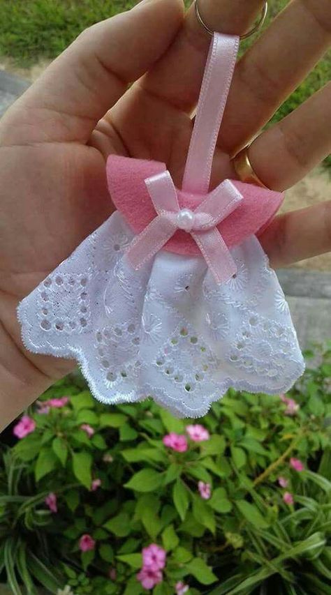 Baby Shower Souvenirs, Diy Bebe, Fiesta Baby Shower, Baby Diy, Baby Shower Diy, Baby Crafts, Girl Shower, Felt Ornaments, Baby Shower Favors