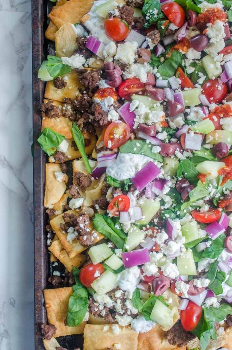 Fully loaded Greek Gyro Nachos with pita chips, tzatziki sauce, tomatoes, onions, cucumbers, olives and a whole lotta feta. Gyro Nachos, Dinner Boards, Appetizer Boards, Greek Nachos, Nachos Recipe Beef, Snacks And Appetizers, Greek Dip, Greek Gyros, Orzo Salad Recipes