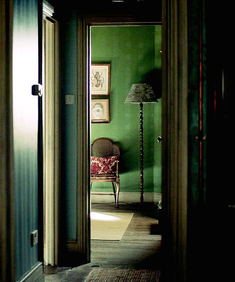 Sherlock's bedroom Four Rooms, Minecraft City, Green Home Decor, Green Interiors, Green Rooms, Baker Street, Sherlock Bbc, Benedict Cumberbatch, What Is Life About