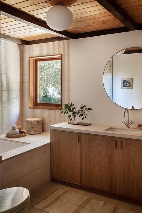 Midcentury Tile, Wabi Sabi Bathroom, Brick Bathroom, Warm Bathroom, Fireclay Tile, Casa Container, Bathroom Trends, Round Mirror, Home Interiors