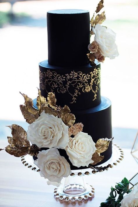 black and white wedding cakes black cake with golden patterns decorated with white roses with golden leaves kristi sneddon photographer via instagram Black And Gold Wedding Cake, Wedding Cakes Black, Black And White Wedding Cakes, White Floral Decor, Black And White Wedding Cake, Black And Gold Wedding, Rustic Wedding Decorations, Black Cake, Black Wedding Cakes