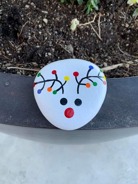 Best Paint For Painting Rocks, Xmas Painted Stones, Painted Rocks Christmas Easy, Painting Rocks Ideas Easy Christmas, Easy Christmas Rock Painting, Santa Rocks Painted, Xmas Rock Painting, Holiday Rock Painting, Holiday Rock Painting Ideas