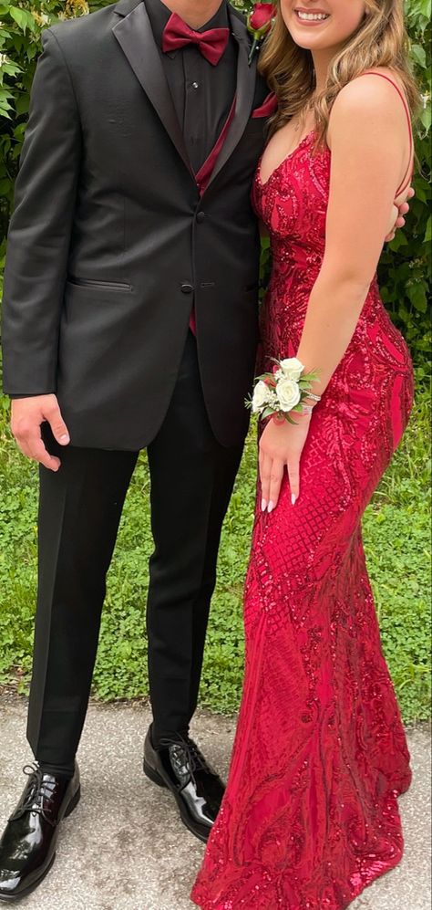 All Black Suit Prom, Prom Couples Red, Black And Red Prom Suits, Prom Matching Couples Outfits, Matching Prom Outfits, Couple Prom Outfits, Prom Couples Outfits, Red Prom Suit, Matching Prom