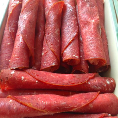 Perfect no carb appetizer. Fast and easy to make too! - Dried Beef Roll-Ups Dried Beef Roll Ups With Cream Cheese, Dried Beef Pinwheels Cream Cheeses, Dried Beef Appetizers, 1950s Cooking, Dried Beef Recipes, Beef Roll Ups, Beef Appetizers, Cream Cheese Roll Up, Dried Meat