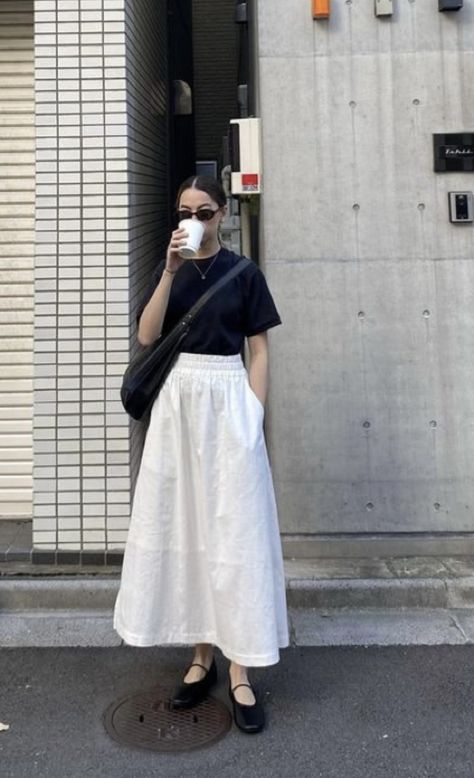 White Full Skirt Outfit, Summer Outfit Australia, Casual Clean Outfit Aesthetic, Flowy Work Outfit, Casual Outfits With Long Skirts, White Linen Midi Skirt Outfit, Taipei Outfit Ideas, White Linen Maxi Skirt Outfit, Black Poplin Skirt Outfit