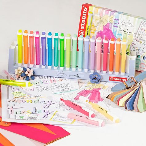 Marina Hoermanseder, Pastel Highlighter, Pen Set Gift, Highlighter Pen, Stabilo Boss, Stationary School, Stationery Organization, Paint Marker, Pen Gift