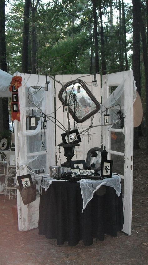 Country Booth Display Ideas, Halloween Craft Show Display, Witch Photo Booth, Witch Booth Display, Halloween Set Design, Halloween Photo Booth Ideas, Victorian Halloween Decorations, Clown Woman, Window Display Ideas