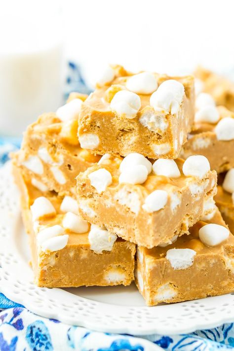 Peanut Butter Marshmallow Squares via @sugarandsoulco 3 Ingredient Marshmallow Bread, Peanut Butter Marshmallow Squares, Marshmallow Squares, Peanut Butter Squares, Peanut Butter Oatmeal Bars, Peanut Butter Fudge Easy, Frozen Dog Treats, Peanut Butter Marshmallow, Peanut Butter Chocolate Bars