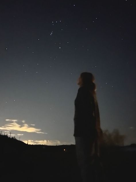 Night Sky Portrait Photography, Mountains At Night Aesthetic, Aesthetic Star Pictures, Night Nature Pictures, Outside Girl Aesthetic, Star Watching Aesthetic, Bigger Than The Whole Sky Aesthetic, Watching The Stars Aesthetic, Looking At The Stars Aesthetic