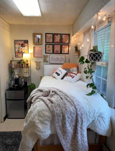 Small Single Dorm Room Ideas, Dorm Room Single Person, Private Dorm Room Ideas, Small Bedrooms With Queen Beds, Full Size Bed In Small Room Ideas, Single College Dorm Room Ideas, Full Size Bed In Small Room, College Suite, Single Dorm Room Ideas