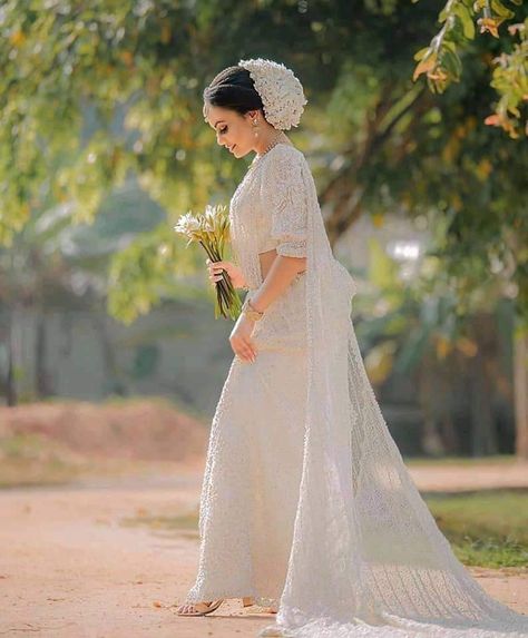 Buddhist Bride In White Saree, Buddhist Bride, Brides Saree, Buddhist Wedding Dress, Marriage Outfit, Buddhist Wedding, Sari Wedding, Christian Bridal Saree, Dress Bustle