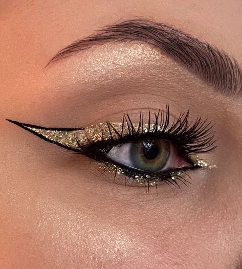 Golden Eyeliner, Space Party Costumes, Black Gold Makeup, 2024 Dance, Golden Woman, Egyptian Makeup, Gold Eyeliner, Goddess Fashion, Ball Hairstyles