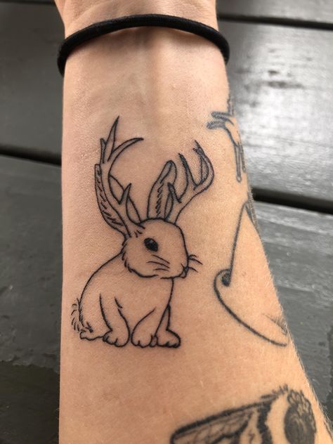 My little jackalope pal done by Brianna at Skin Stories Tat2 in Spring Texas. Chupacabra Art Tattoo, Simple Edgy Tattoos, Sapphic Tattoo Ideas, Weird Tattoos Unique, Jackalope Tattoo, Witchy Tattoos, Bunny Ideas, 16 Tattoo, Fallen Star