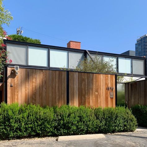 Uri Vaknin (@urilovesarchitecture) posted on Instagram: “The Courtyard Apartments 1570 Labaig Ave, Hollywood, CA. Craig Ellwood Architect, 1952-1953. A “Miesian” fourplex in the heart of Hollywood…” • Oct 1, 2020 at 8:43am UTC Craig Ellwood, Courtyard Apartments, The Courtyard, Oct 1, Arch, Hollywood, Apartment, Outdoor Decor, On Instagram