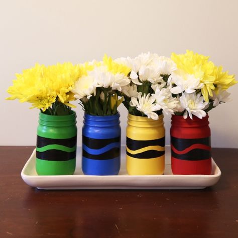 Painted Crayon Mason Jars - Weekend Craft School Centerpieces, Painting Jars, Crayon Decorations, Quick Kids Crafts, Glow Stick Jars, Mason Jar Teacher Gifts, Teacher Appreciation Diy, Daycare Business, Halloween Mason Jars