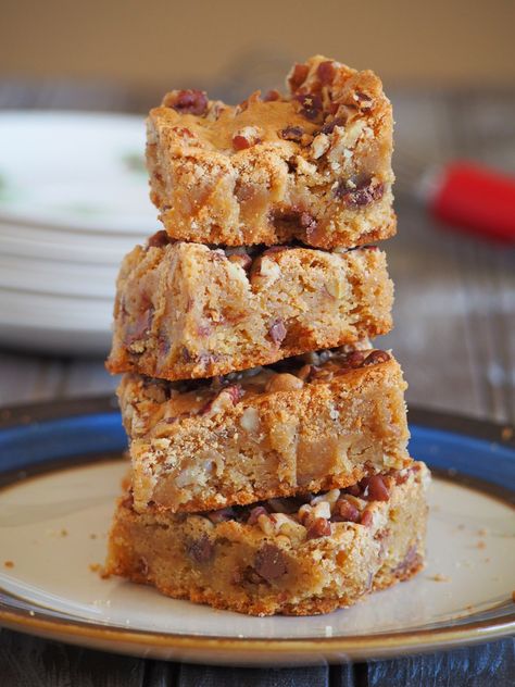 Enjoy these chewy butterscotch bars studded with crunchy pecans and delightful chocolate chips. Best things to munch anytime, anywhere. Pecan Blondies Recipe, Pecan Blondies, Butterscotch Bars, Toffee Chips, Cuban Food, Blondies Recipe, Candied Bacon, Rich Desserts, Crunchy Pecans