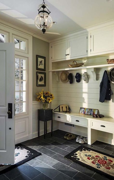 55 Absolutely fabulous mudroom entry design ideas Traditional Entryway, Mud Room Entry, Mudroom Design, My Dream Home, Home Interior, Home Renovation, Home Remodeling, Storage Space, Home Projects