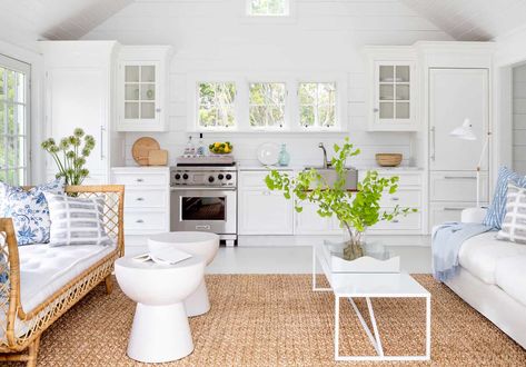 Nantucket summer house provides a dreamy coastal cottage feel Nantucket Beach House, Nantucket Beach, Nantucket Summer, Nantucket Home, Shingle Exterior, Beach House Interior, Coastal Cottage, Beach Cottages, Pool Houses