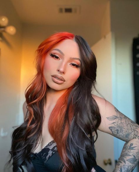 Orange Hair Dye, Fox Hair Dye, Color Block Hair, Two Tone Hair, Split Dyed Hair, Hair Color Orange, Gothic Angel, Color Streaks, Red Hair Inspo