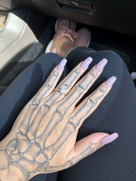 Skeleton Mouth Hand Tattoo, Držení Za Ruce, Black Fingernails, Skeleton Hands Drawing, Hand Nails, Pretty Hand Tattoos, Sharpie Tattoos, Pen Tattoo, Hand Doodles