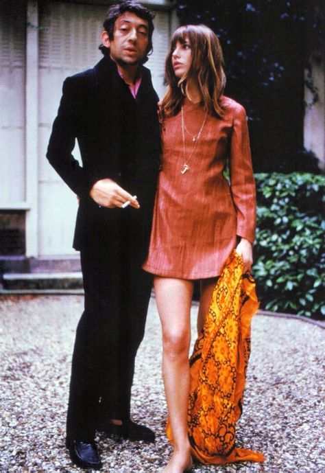 Jane Birkin & Serge Gainsbourg Jane Birken, Jane Birkin Style, Looks Hippie, Mode Rihanna, Parisienne Chic, 70s Inspired Fashion, Serge Gainsbourg, Charlotte Gainsbourg, Look Retro