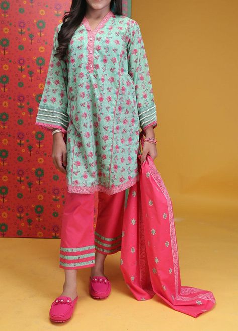 Pintex Trouser Design, Shalwar Designs, Short Frocks, Girls Clothes Patterns, Baby Girl Clothes Winter, Pakistani Designer Suits, Capri Trousers, Kurti Neck, Trouser Design