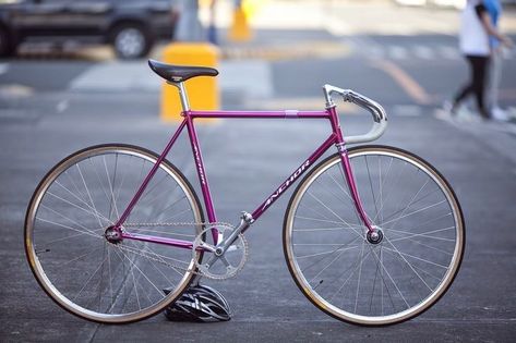 Bici Retro, Purple Bike, Road Bike Vintage, Urban Bicycle, Velo Vintage, Fixed Gear Bicycle, Fixed Bike, Fast Bikes, Biking Outfit