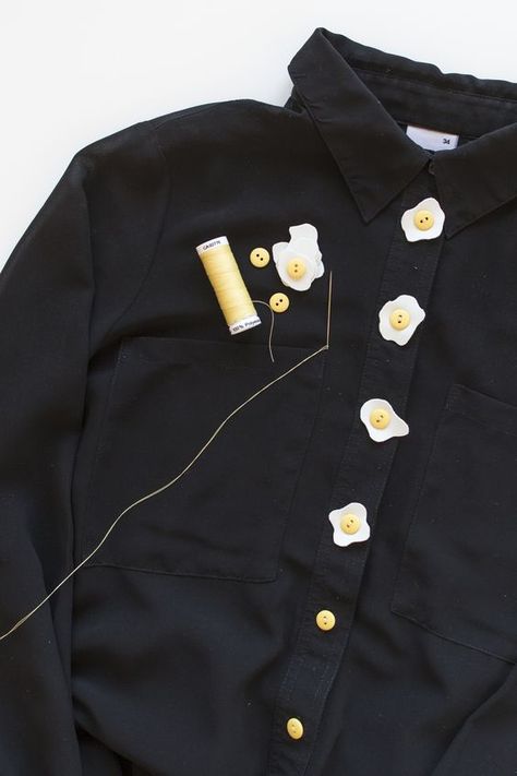 Shirt Buttons Design, Creative T Shirt Design Inspiration, Diy Shirt Design, Diy Vetement, Flower Button, Diy Buttons, 자수 디자인, Shirt Embroidery, Mode Inspo