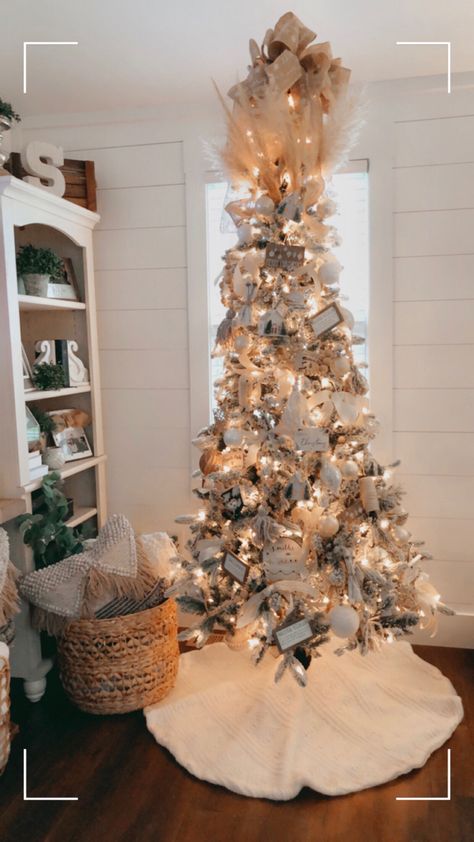 White Boho Christmas Tree, Christmas Neutral, Boho Christmas Tree, Lisa Smith, Christmas Boho, White Cottage, Redecorate Bedroom, Boho Christmas, Christmas Tree Themes