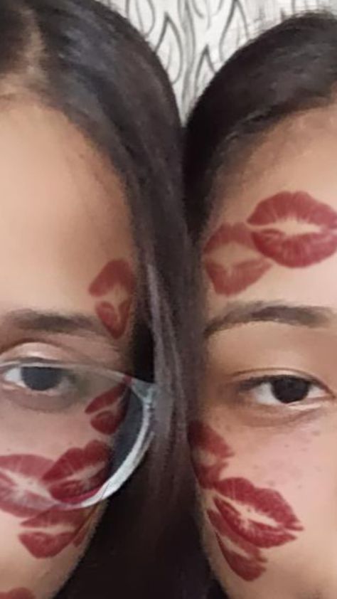 two bestfriends with kiss marks on their face Kiss Mark Makeup Look, Kiss Mark Makeup, Kisses On Face, Kiss Face Paint, Kiss Marks, Art Syllabus, Music Branding, Bestie Photos, Hard Love