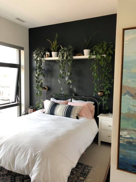 Green And Black Bedroom Ideas Aesthetic, 2 Black Walls Bedroom, 1 Black Wall Bedroom, Black Wall Aesthetic Bedroom, Dark Green Decor Bedroom, Dark Bedroom Wall Decor, Modern Cute Bedroom, Black White Green Bedroom Aesthetic, Black And Green House Aesthetic