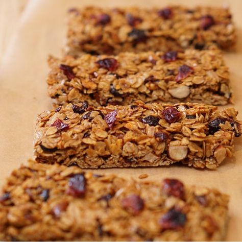 Crunchy Homemade Granola Bars Recipe & Video | TipHero Home Made Granola Bars, Honey Granola Bars, Crunchy Granola Bars, Crispy Granola, Home Made Granola, Homemade Granola Bar Recipe, Granola Bars Recipe, Granola Clusters, Baking Breakfast