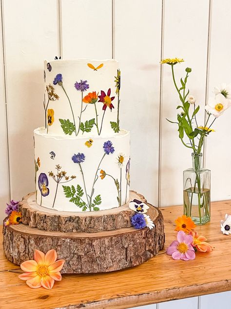 Flower Wedding Cakes, Pressed Flower Wedding, Flower Wedding Cake, Painted Wedding Cake, Buttercream Fondant, Cake Illustration, Floral Wedding Cake, Simple Cake Designs, Engagement Cakes