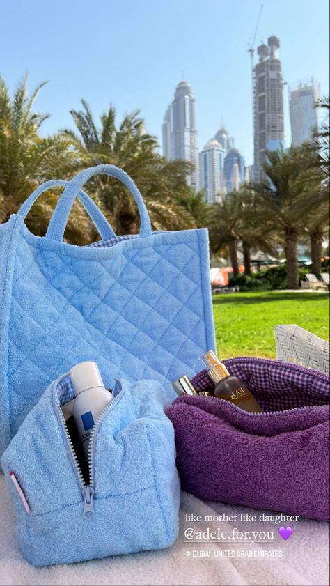 Sewing Beach Bag, Dubai Vibes, Diy Bag Making, Diy Makeup Bag, Diy Bag Designs, Girly Bags, Diy Handbag, Patchwork Bags, Jeans Bag