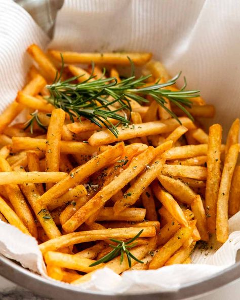 Bowl of freshly made French fries with rosemary salt French Fries At Home, Perfect French Fries, Best French Fries, Rosemary Salt, Seasoned Fries, Making French Fries, French Fries Recipe, Homemade French Fries, Crispy French Fries