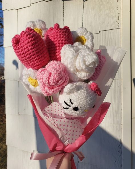 Crocheted Hello Kitty, Birthday Gift Crochet Ideas, Valentines Crochet Bouquet, Pink Crochet Flower Bouquet, Crochet Hello Kitty Bouquet, Spiderman Crochet Bouquet, Hello Kitty Crochet Bouquet, Hello Kitty Bouquet Of Flowers, Pink Crochet Projects