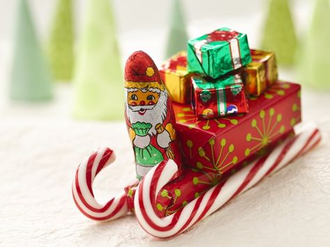 Santa's Candy Sleighs Candy Train, Candy Sleigh, Candy Cane Sleigh, Diy Christmas Candy, Candy Cane Crafts, Candy Ideas, Santa Candy, Recipes Christmas, Candy Crafts