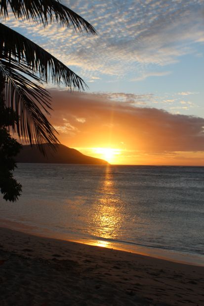 Perfect beach sunset in front of Blue Lagoon Resort on Nacula Island in the Yasawa Islands of Fiji Beach Sunset Images, Beach Sunset Wallpaper, Best Snorkeling, Sunset Images, Söt Katt, Amazing Sunsets, Sunset Landscape, Sunset Wallpaper, Beautiful Sunrise