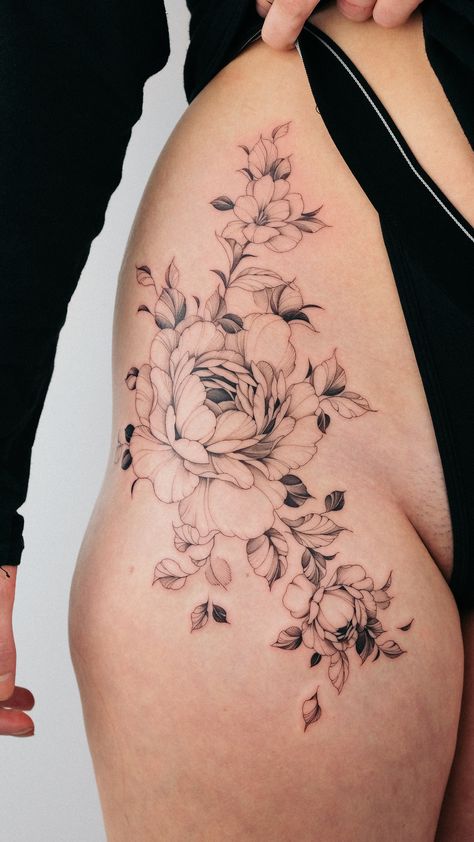 Fineline & Floral Tattooing by Alexa Tattooer Photo by Oak Media UK Alexa is based within Bristol, UK and can be found on social at @alexa_tattooer Hip Tattoos For Girls, Floral Hip Tattoo, Shorts Under Dress, Tattoo Floral, Bristol Uk, Hot Tattoos, Hip Tattoo, Nalu, Under Dress