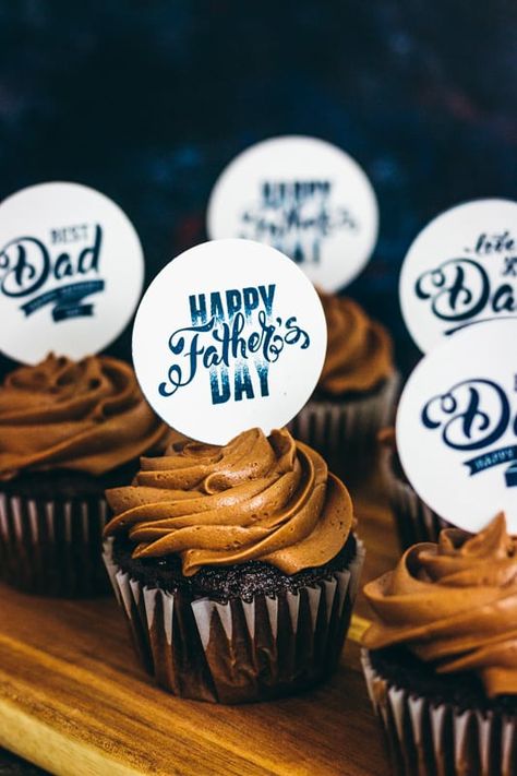 These Father's Day cupcake topper free printables are the easy way to make something special for Dad. There are no complicated cake decorating skills needed for these, just a wonderful way to tell Dad, Happy Father's Day. #fathersdaycakes #fathersdaycupcakes #fathersday Cupcakes Decoration Tutorial, Father's Day Cakes, Happy Fathers Day Cake, Fathers Day Cupcakes, Cupcakes For Men, Father's Day Cake, Happy Birthday Papa, Father's Day Stickers, Cupcake Toppers Free